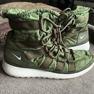 Nike Green and White Insulated Winter Boots